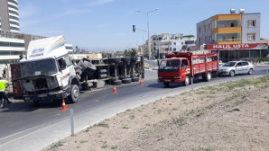 Tarsus’ta tır devrildi sürücüsü yaralandı