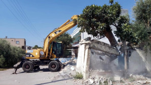 Akdeniz’de metruk binaların yıkımı sürüyor