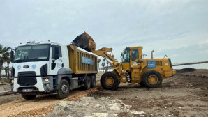 Millet Bahçesi sahiline vuran atıklar toplandı