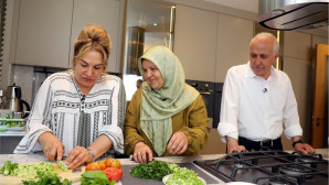 BAŞKAN GÜLTAK, TÜRK YEMEKLERİ UZMANI SAHRAP SOYSALI AĞIRLADI