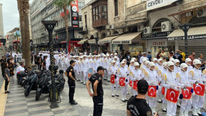 Büyükşehir Belediyesinin önünden, “Şehitler ölmez vatan bölünmez Şehit çocuğu yetim kalmaz” diyerek geçiş yaptılar