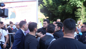 CHP’Lİ SEÇER’E, ŞEHİT CENAZESİNDE İŞTEN ÇIKARILAN PERSONELDEN TOKAT GİBİ CEVAP! “SEN ŞEHİTTEN NE ANLARSIN, BURAYA GELDİN”