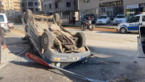 Otomobiller çarpıştı, biri ters döndü: O anlar kamerada