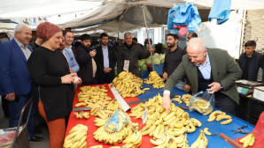 Başkan Gültak pazarda muz satışı yaptı, vatandaşla okey oynadı