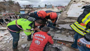 Mersin Büyükşehir Belediyesi ekipleri göçük altından 16 kişiyi kurtardı